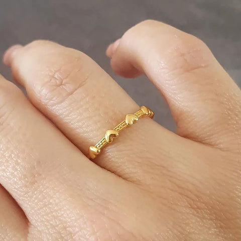 Gold heart band ring